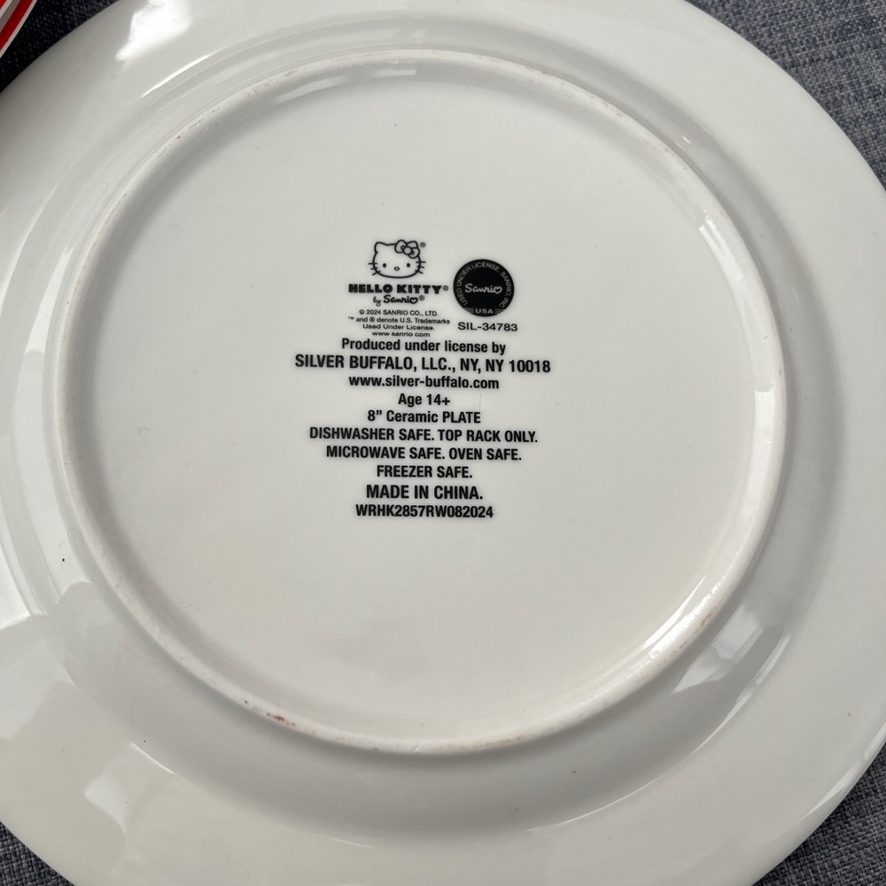 Hello Kitty Plates 8" Christmas Gingerbread 3 Piece Set 2024 - Picture 3 of 3